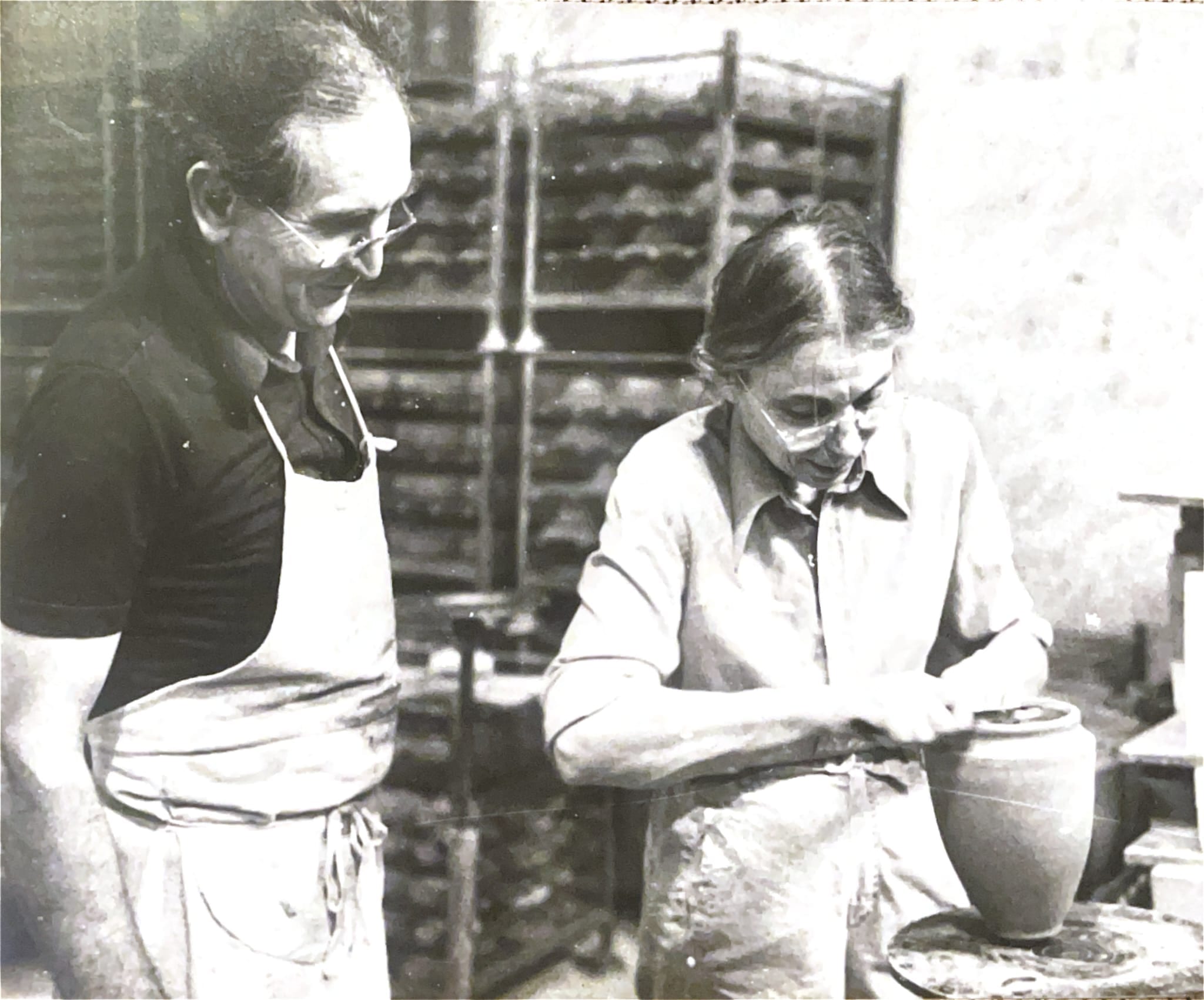 Chilou et Madeleine — façonnage de vases, 1980