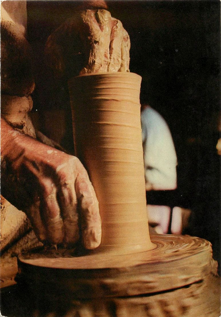 Mains de Chilou au tournage — carte postale emblématique