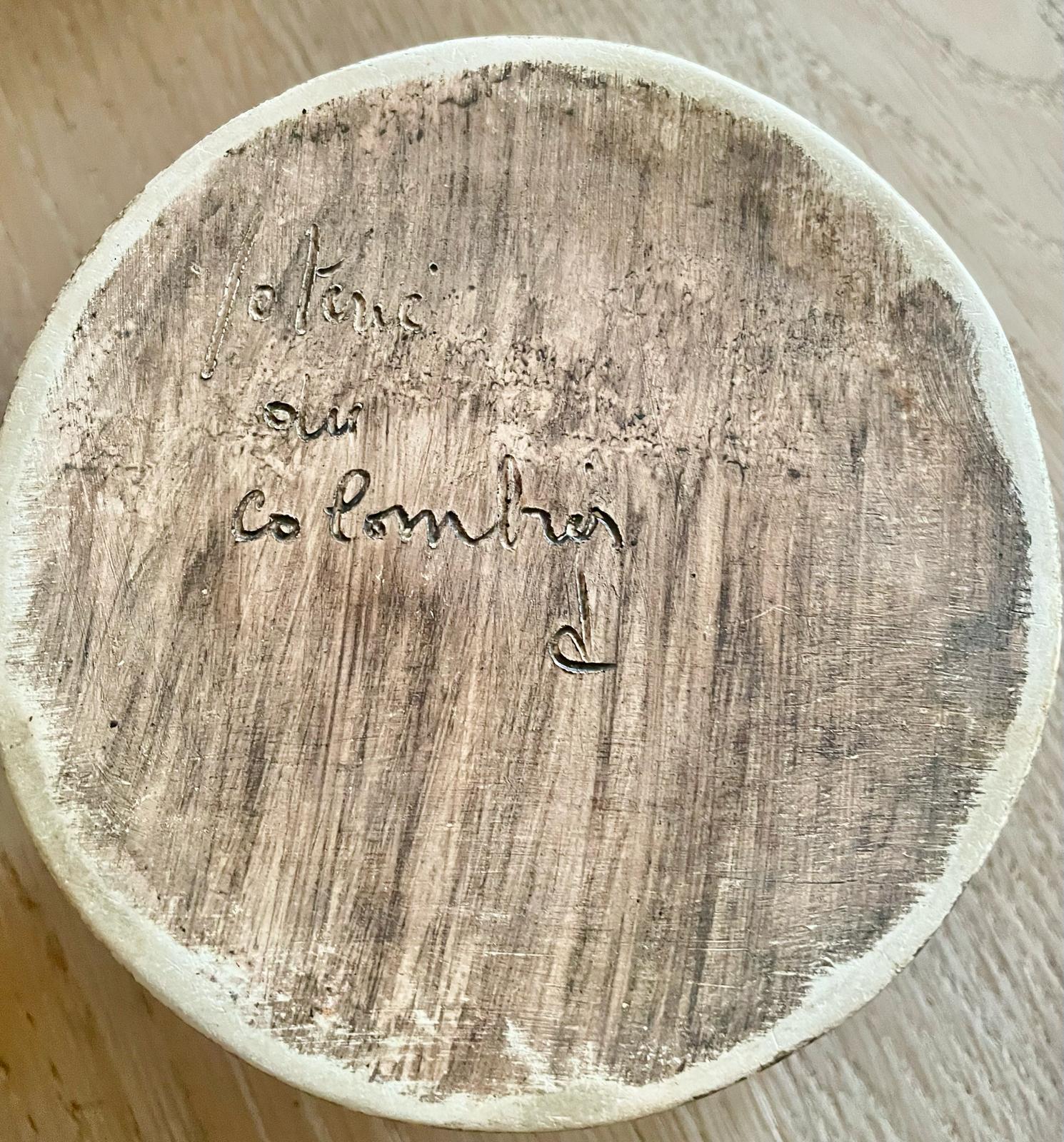 Signature gravée sous une pièce — Poterie du Colombier
